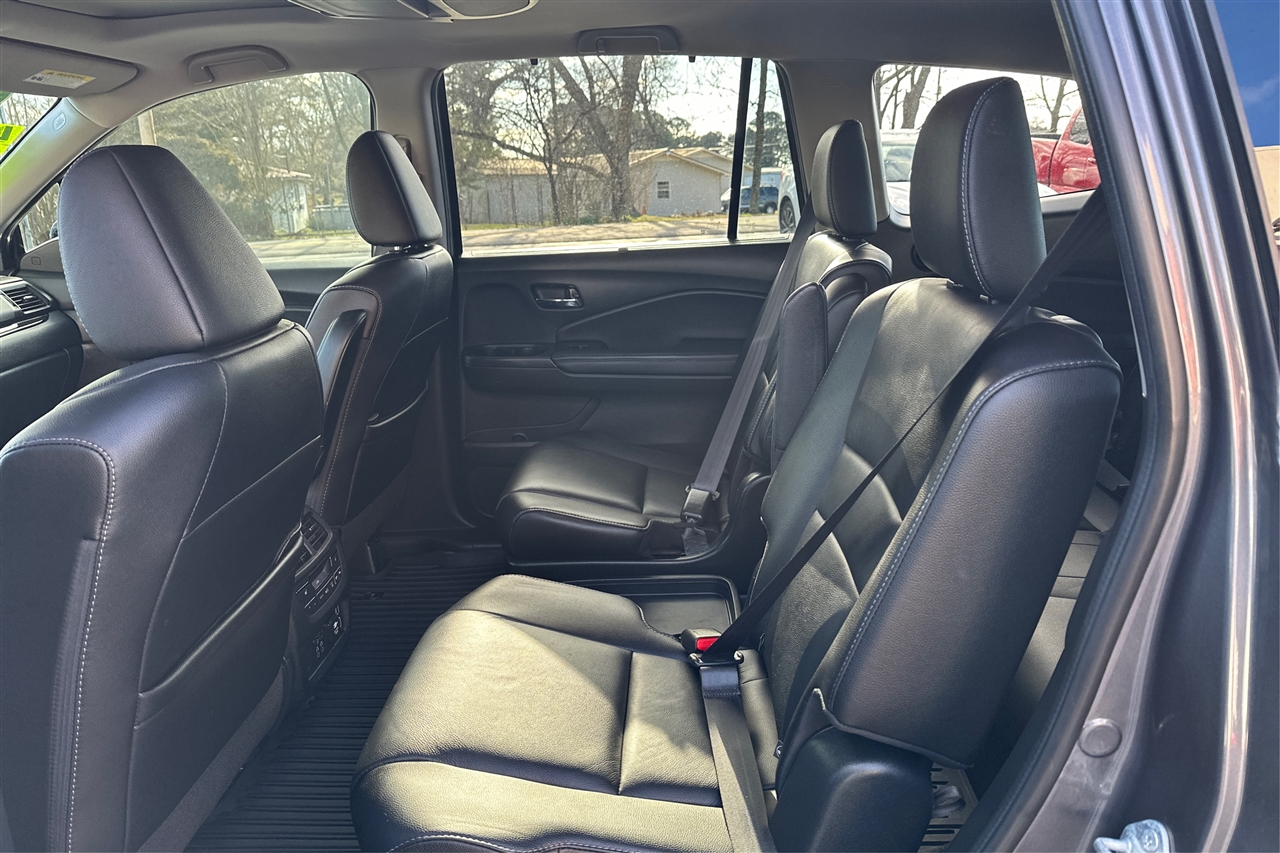 Honda Pilot Touring 4D SUV FWD w/CapChrs 2022