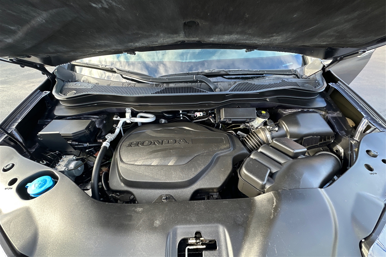 Honda Pilot Touring 4D SUV FWD w/CapChrs 2022