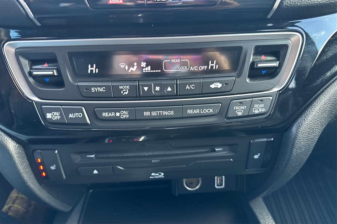 Honda Pilot Touring 4D SUV FWD w/CapChrs 2022