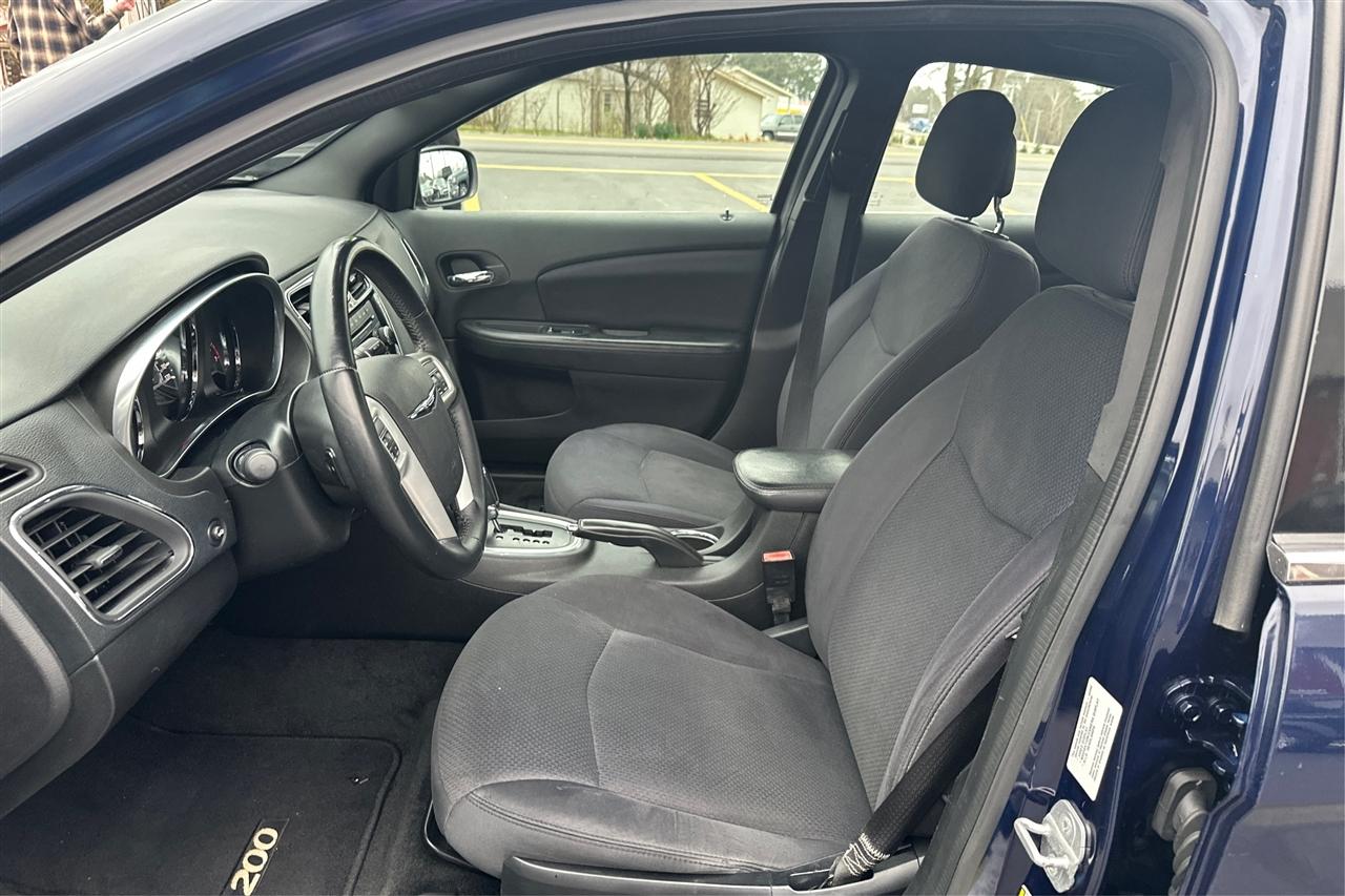 Chrysler 200 Touring 4D Sedan 2013