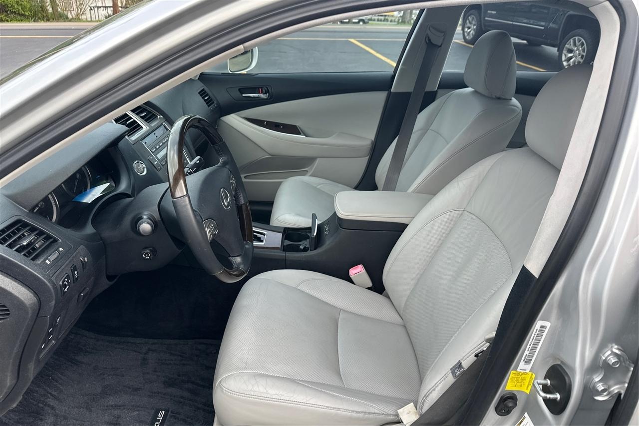 Lexus ES 350 4D Luxury Sedan 2011