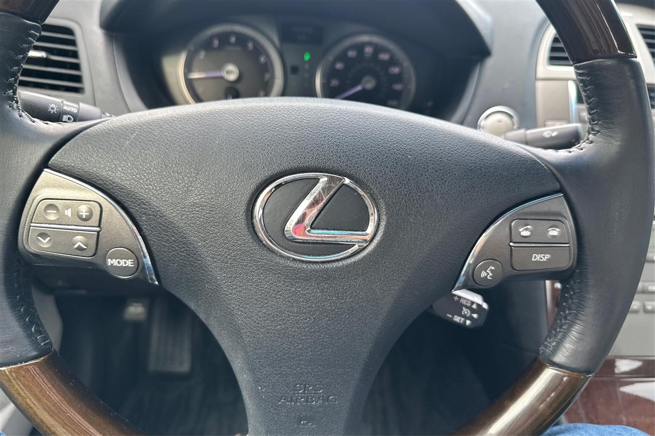 Lexus ES 350 4D Luxury Sedan 2011