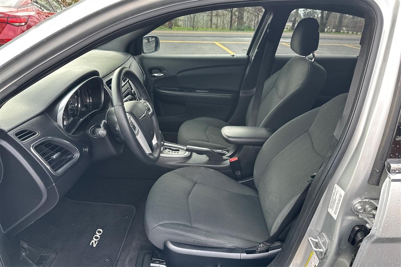 Chrysler 200 Touring 4D Sedan 2012