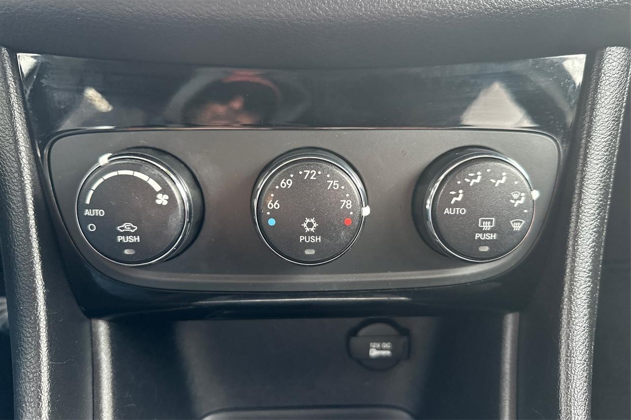 Chrysler 200 Touring 4D Sedan 2012