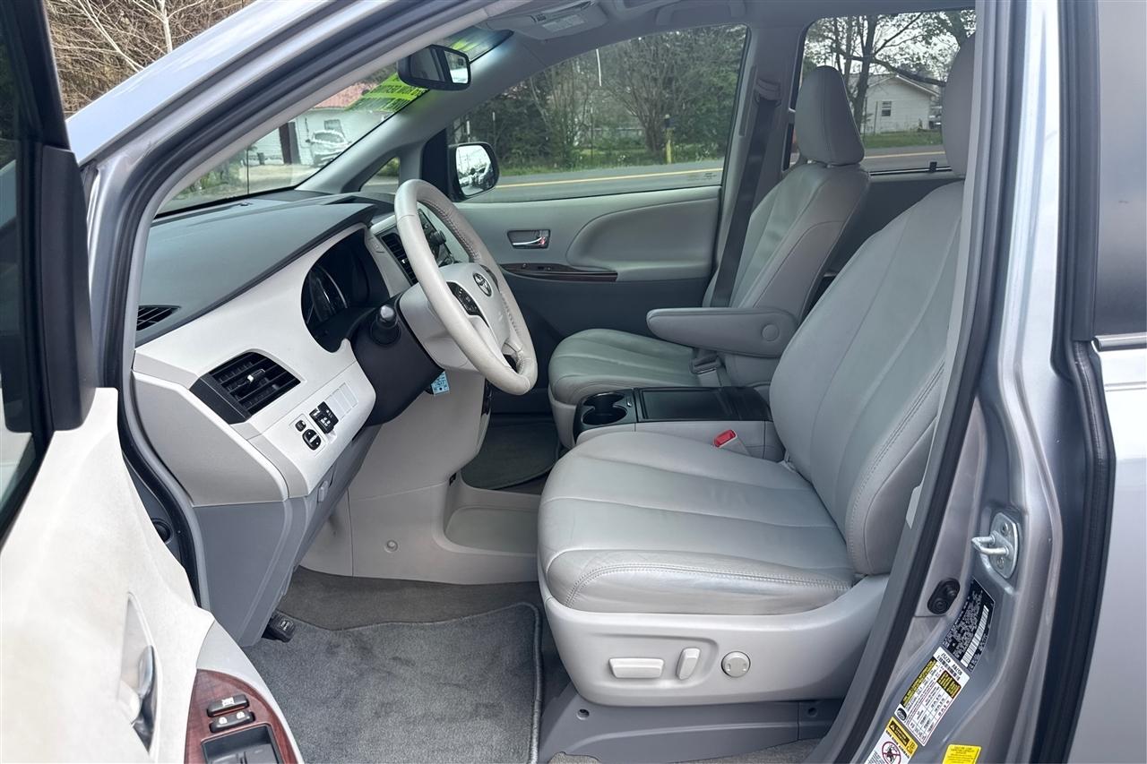 Toyota Sienna XLE 5D Wagon 2013