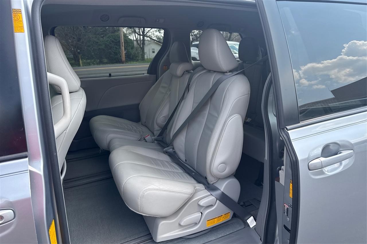 Toyota Sienna XLE 5D Wagon 2013