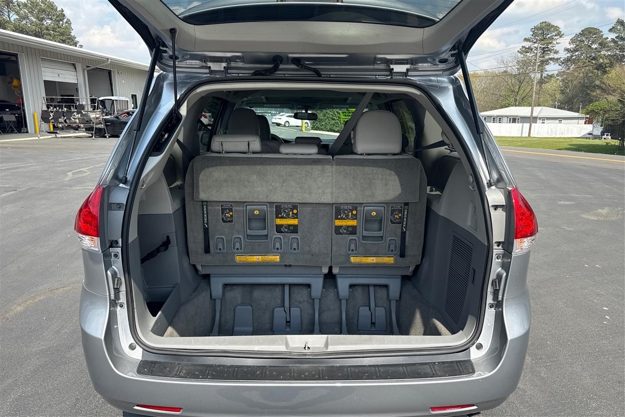 Toyota Sienna XLE 5D Wagon 2013