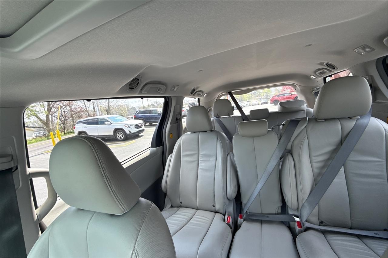 Toyota Sienna XLE 5D Wagon 2013