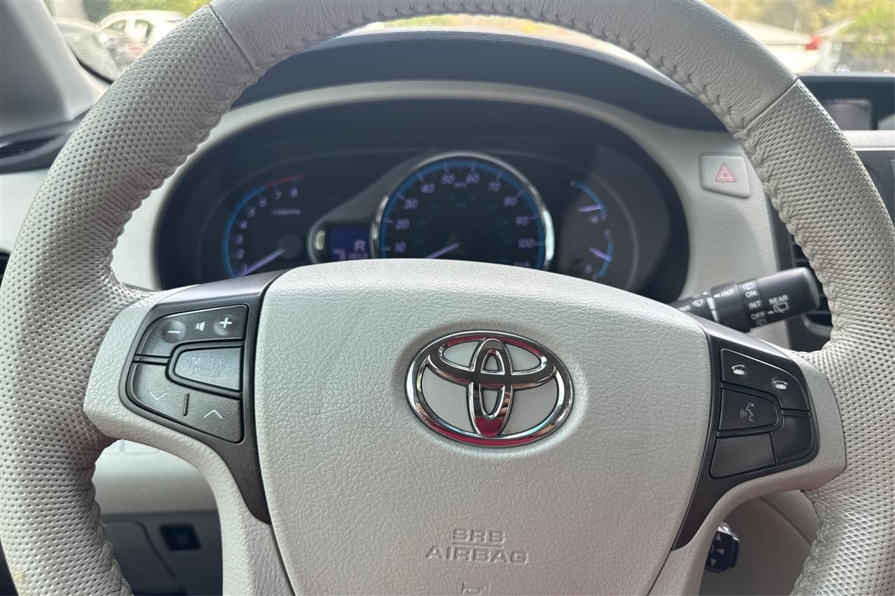 Toyota Sienna XLE 5D Wagon 2013