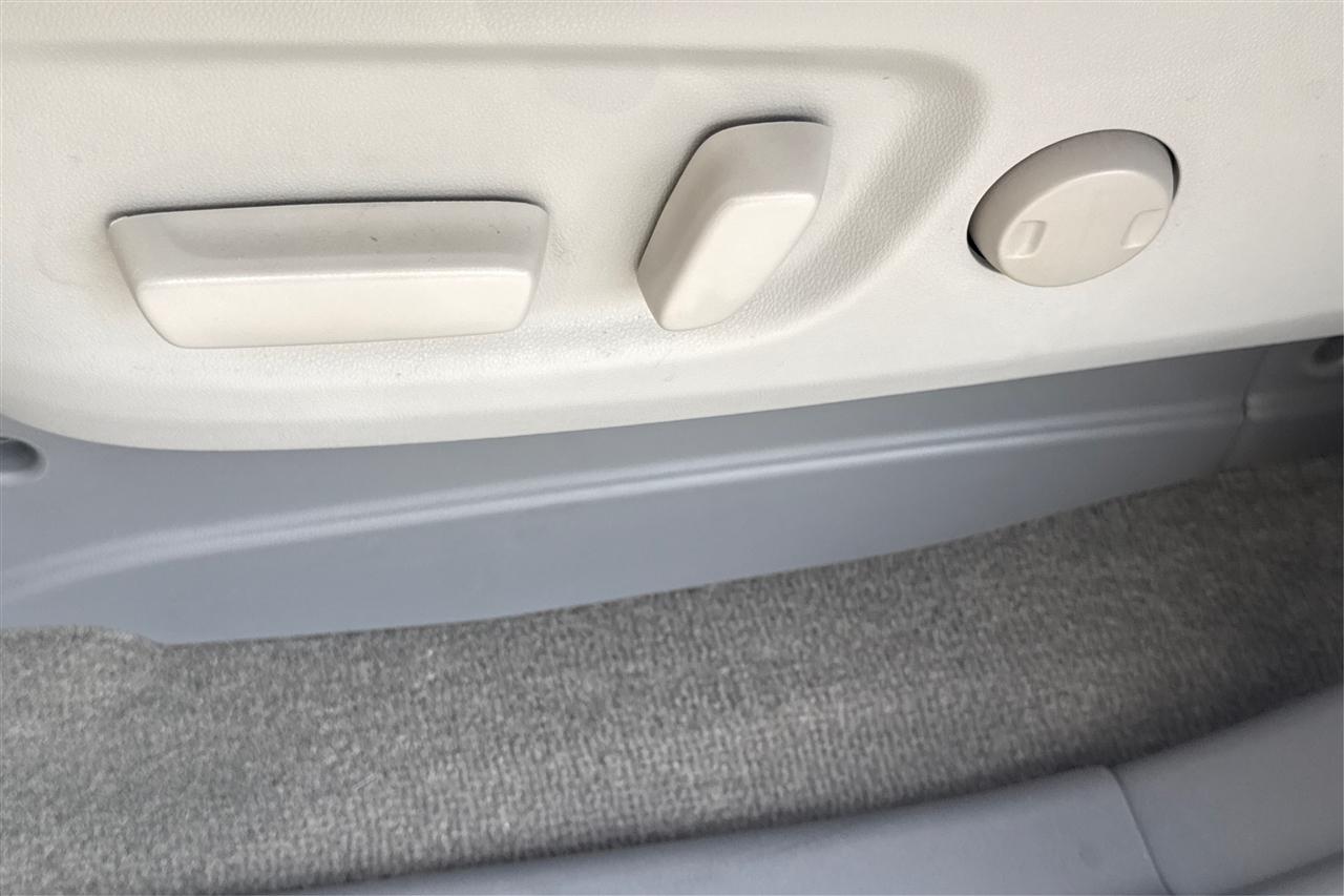 Toyota Sienna XLE 5D Wagon 2013