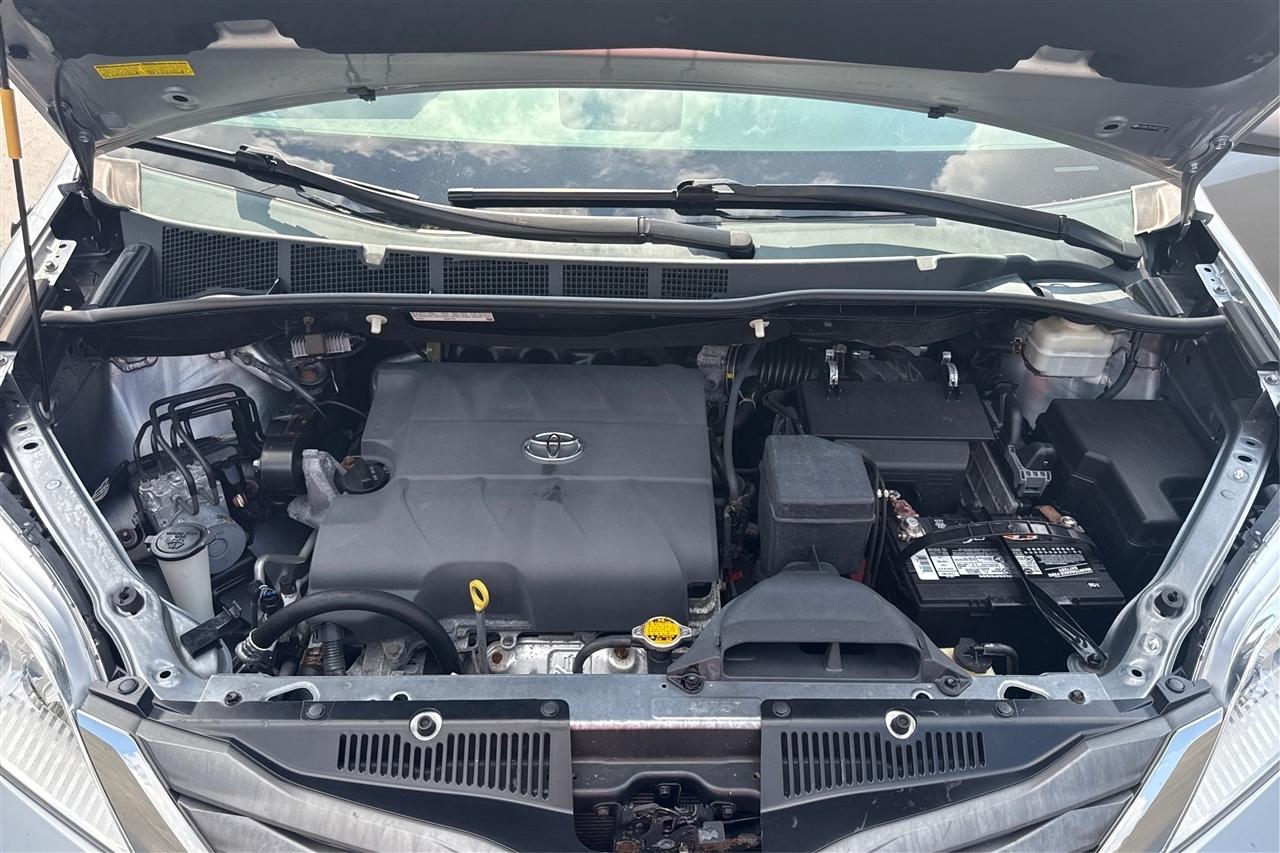 Toyota Sienna XLE 5D Wagon 2013