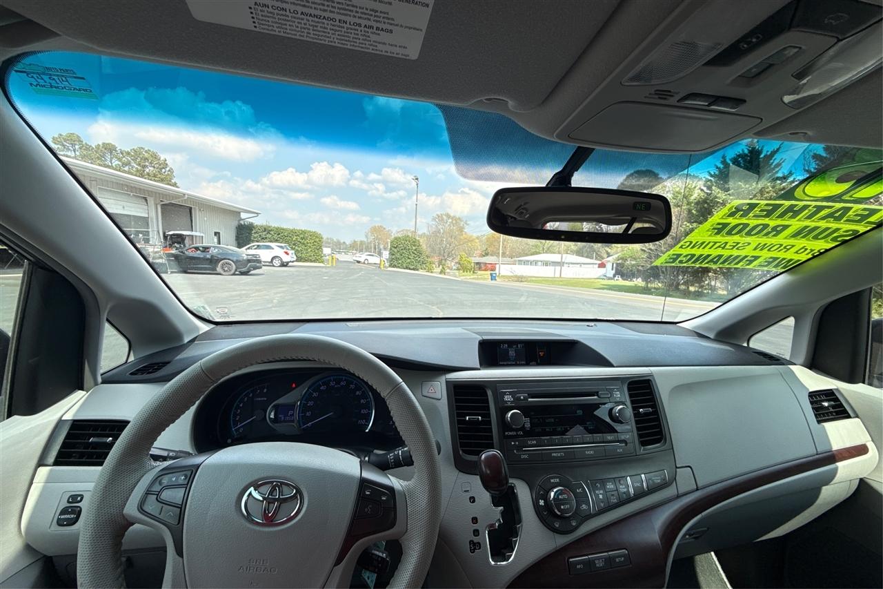 Toyota Sienna XLE 5D Wagon 2013