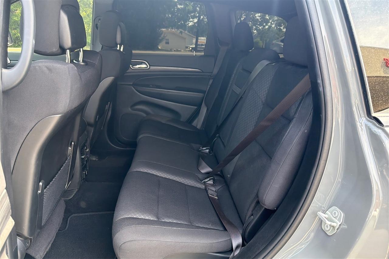 Jeep Grand Cherokee Laredo 4D SUV RWD 2021