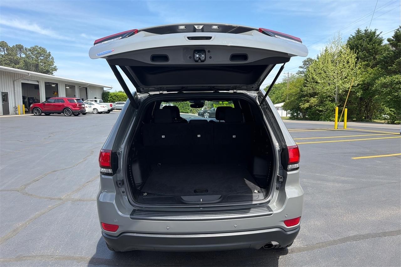 Jeep Grand Cherokee Laredo 4D SUV RWD 2021