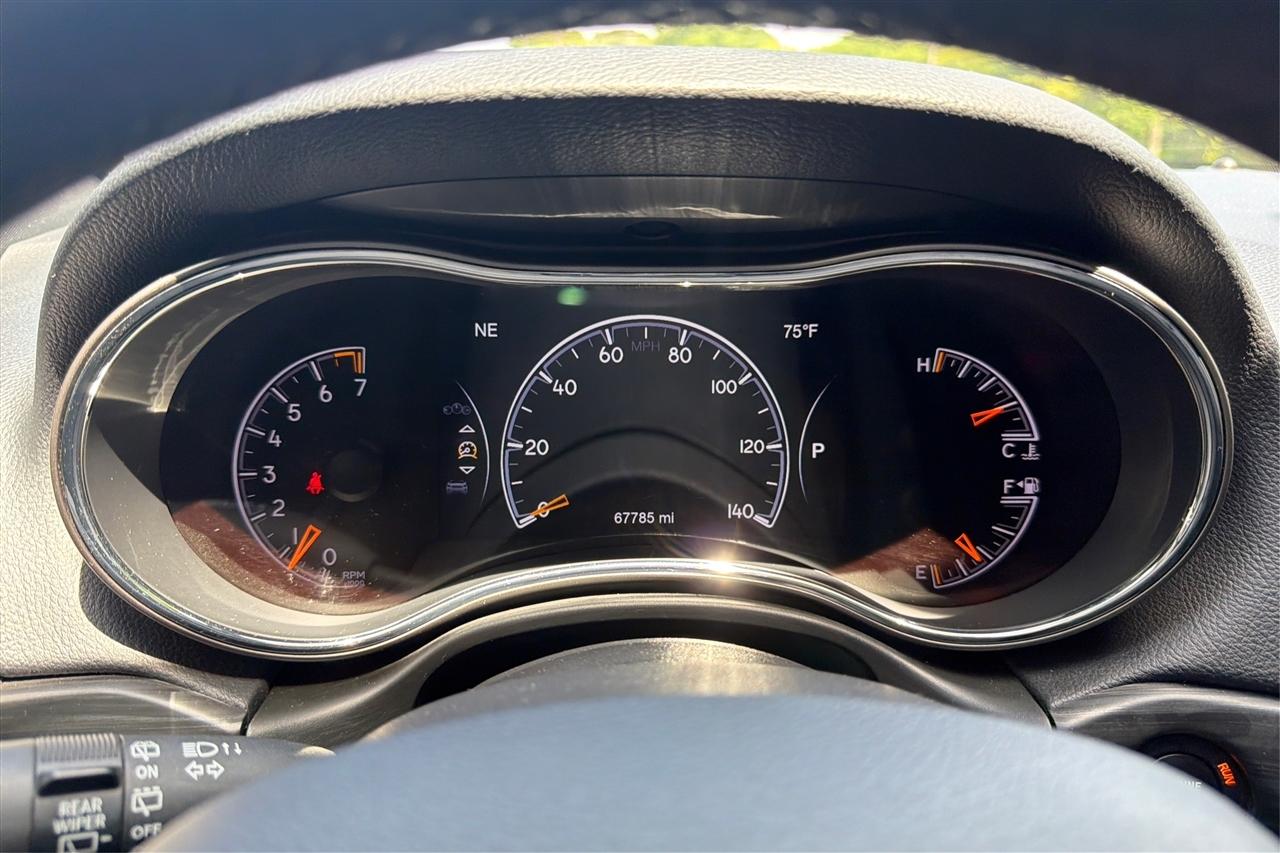 Jeep Grand Cherokee Laredo 4D SUV RWD 2021