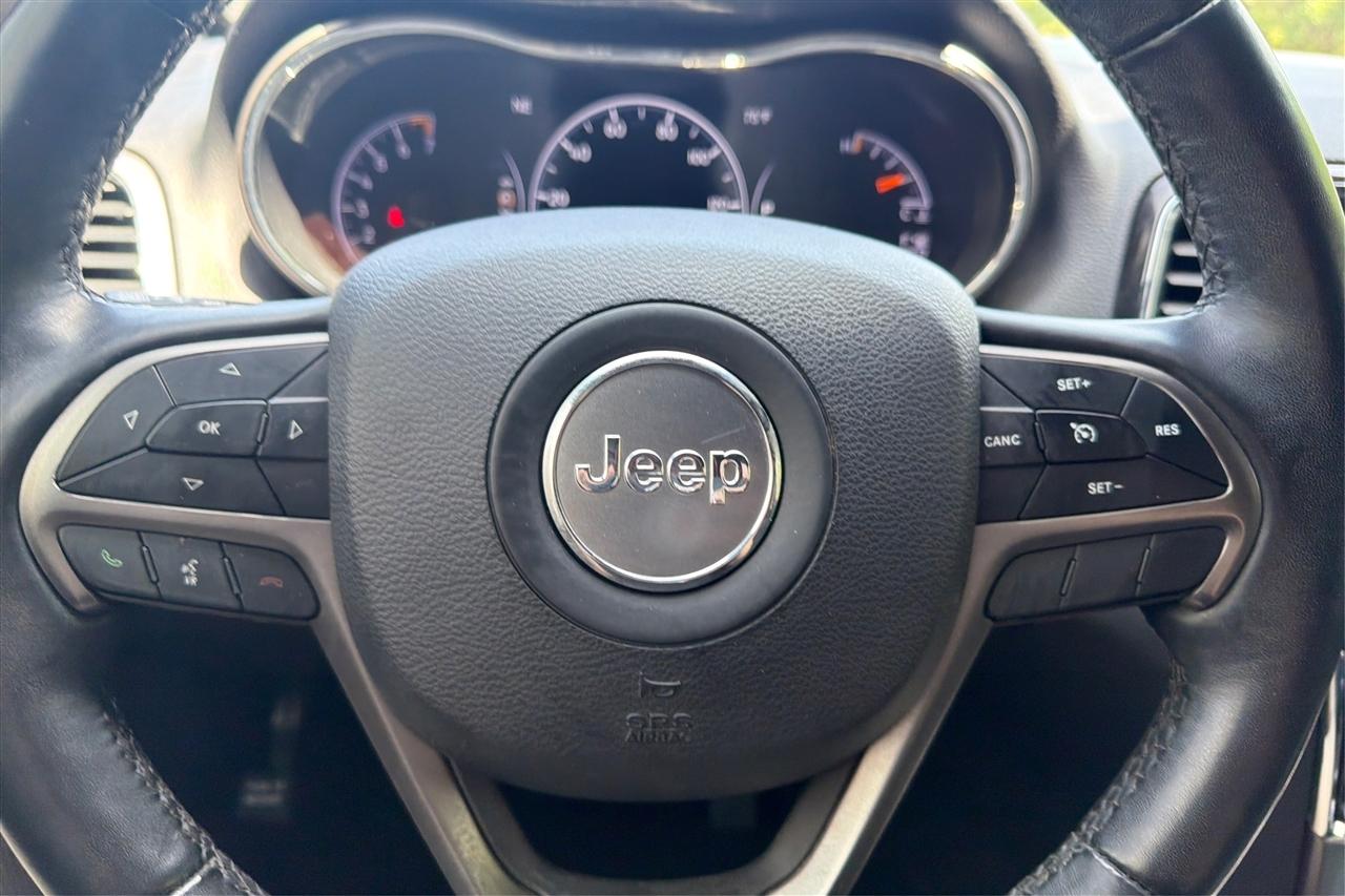 Jeep Grand Cherokee Laredo 4D SUV RWD 2021