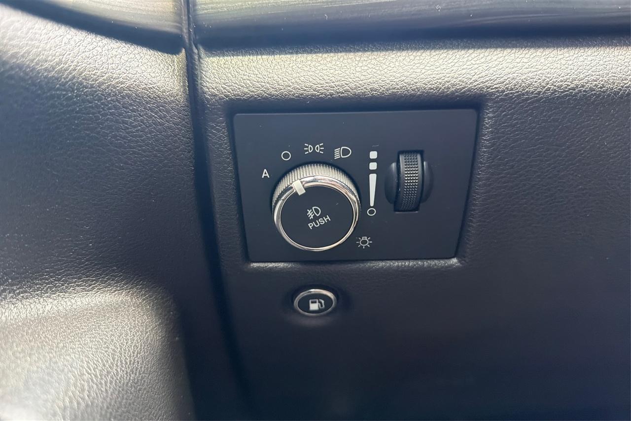 Jeep Grand Cherokee Laredo 4D SUV RWD 2021