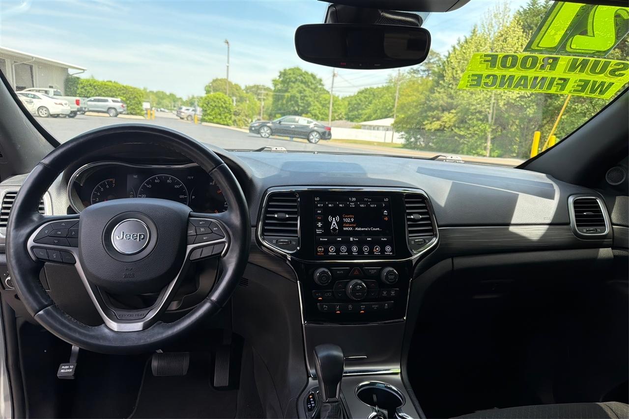 Jeep Grand Cherokee Laredo 4D SUV RWD 2021