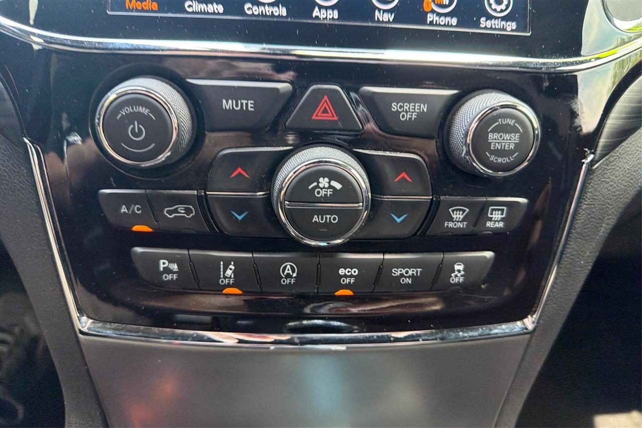 Jeep Grand Cherokee Laredo 4D SUV RWD 2021