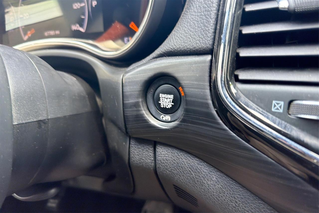 Jeep Grand Cherokee Laredo 4D SUV RWD 2021