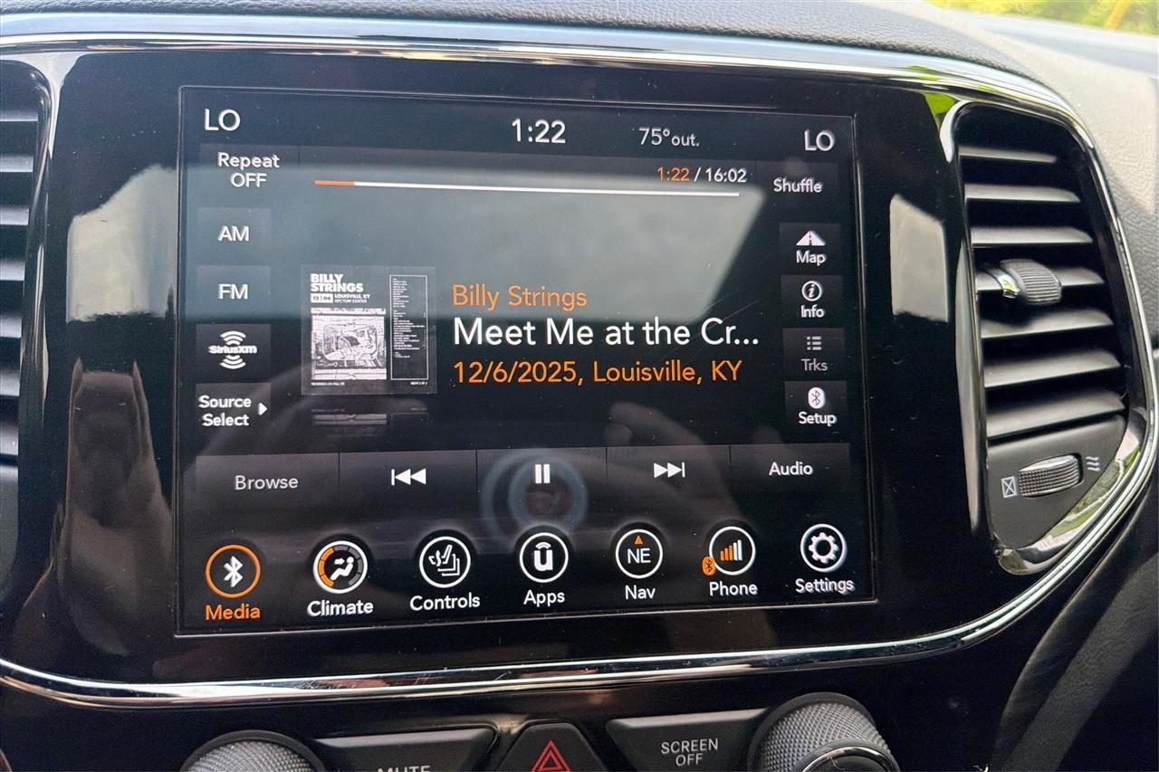 Jeep Grand Cherokee Laredo 4D SUV RWD 2021