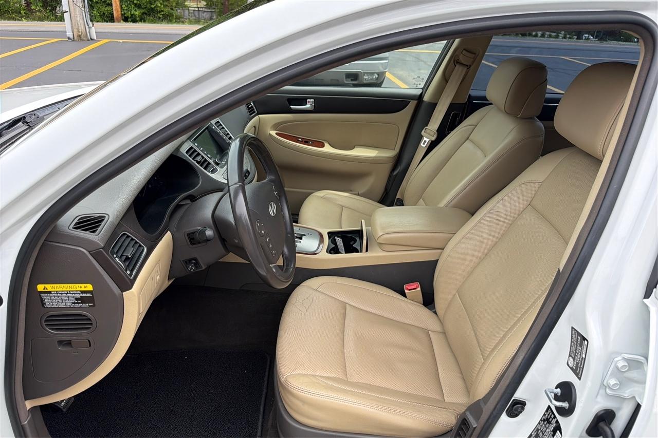 Hyundai Genesis 3.8L V6 4D Sedan 2012