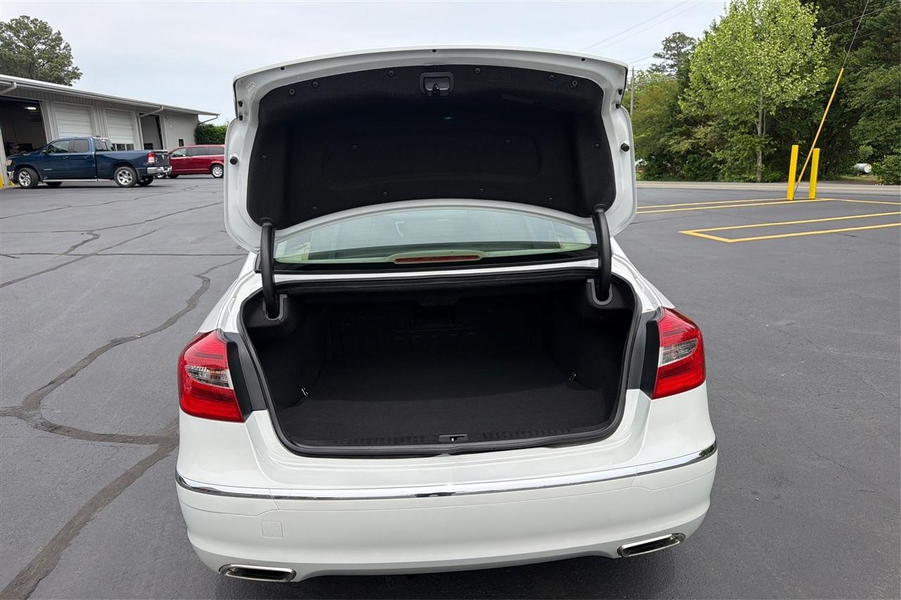 Hyundai Genesis 3.8L V6 4D Sedan 2012