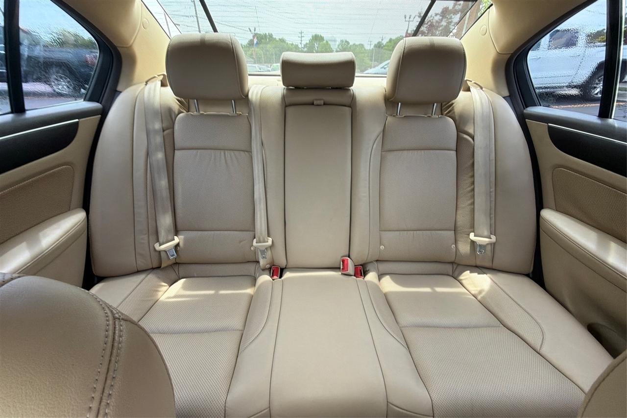 Hyundai Genesis 3.8L V6 4D Sedan 2012