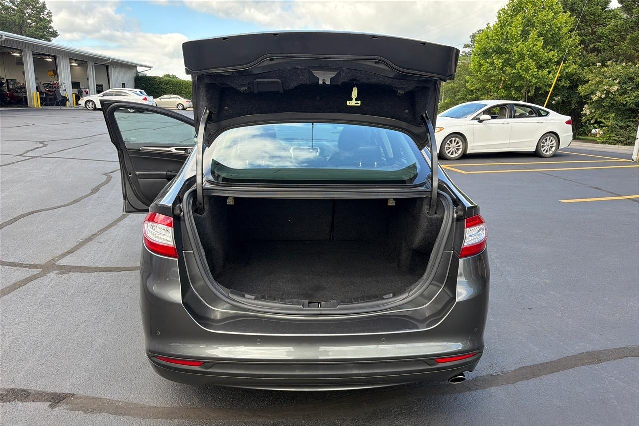 Ford Fusion SE 4D Sedan 2016