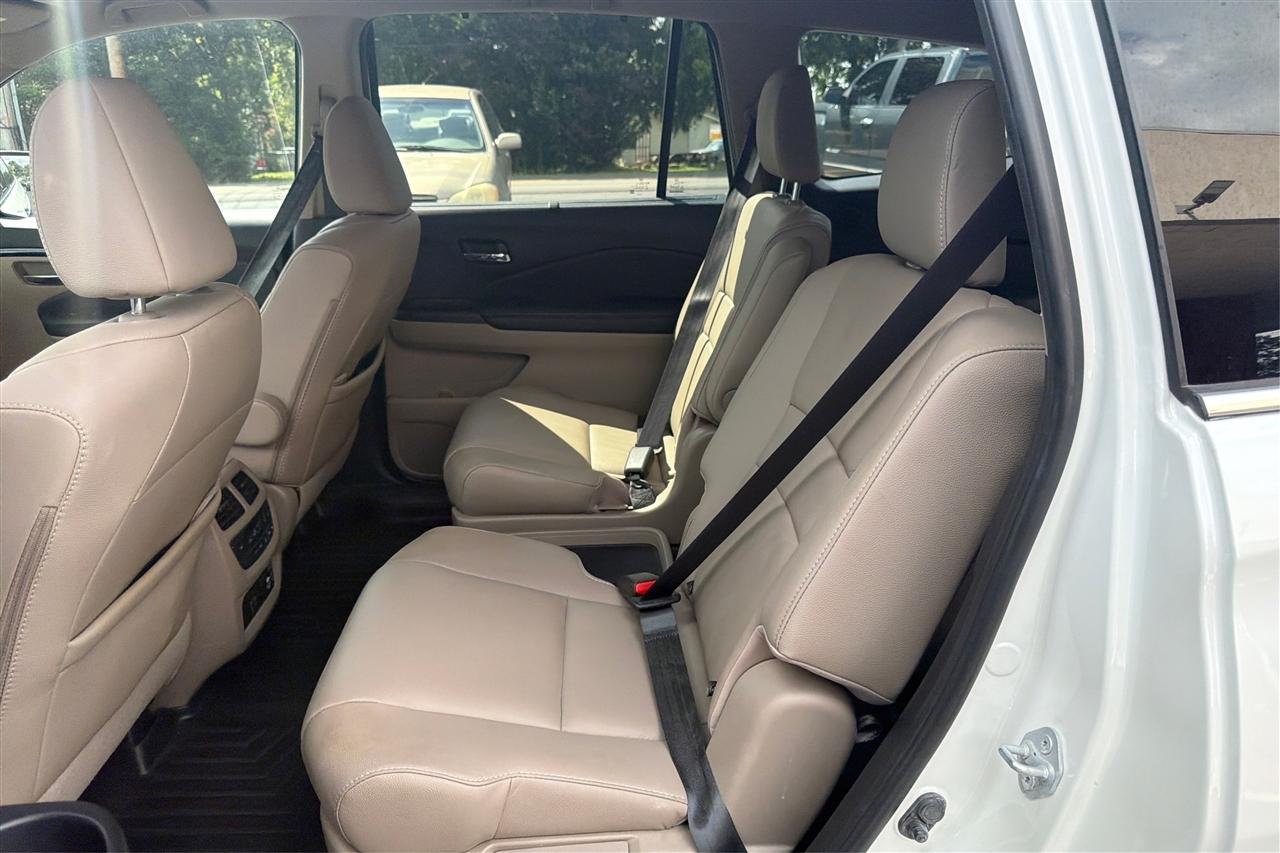 Honda Pilot Touring 4D SUV FWD w/CapChrs 2022
