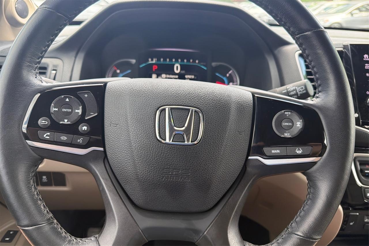 Honda Pilot Touring 4D SUV FWD w/CapChrs 2022