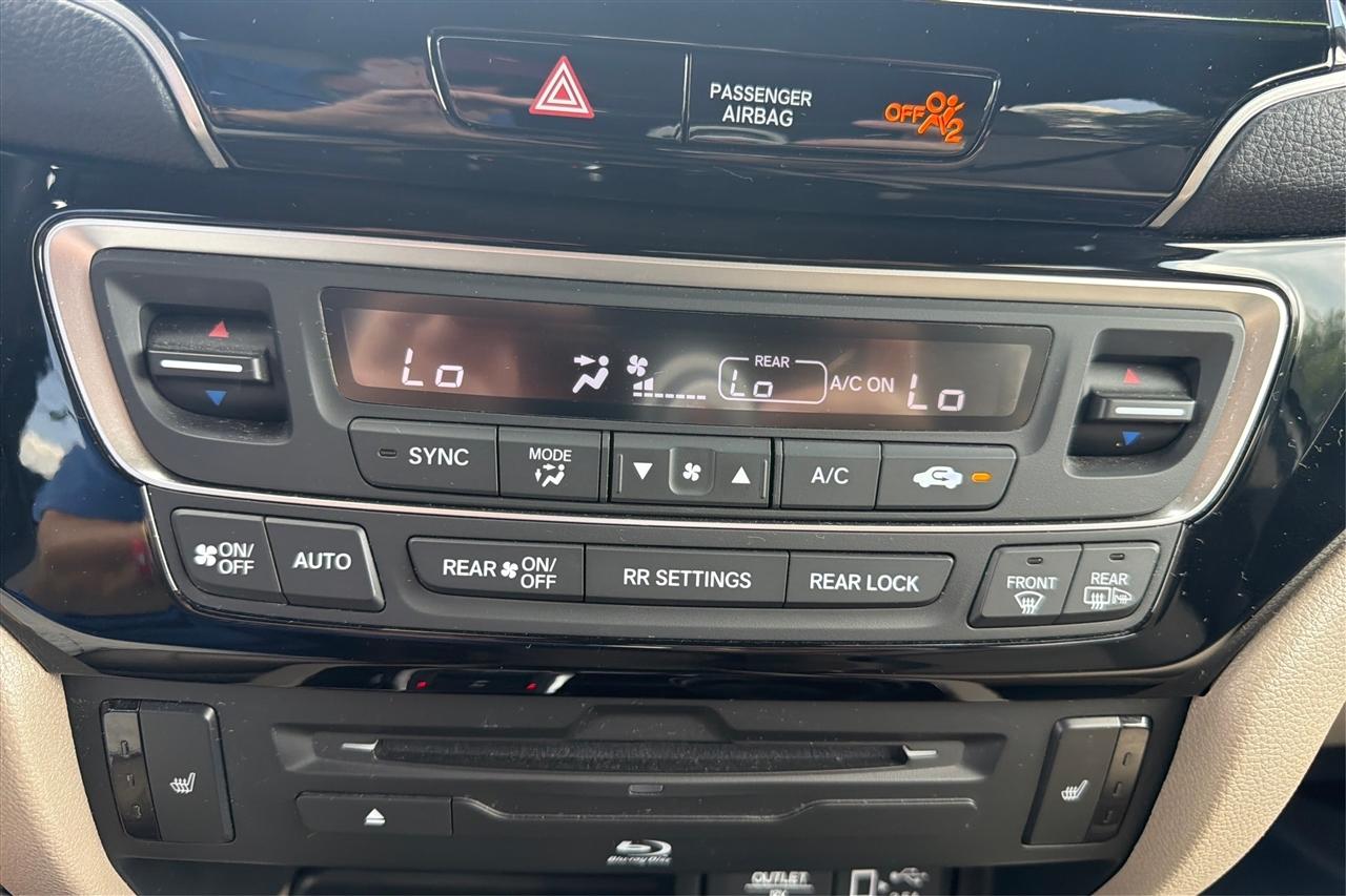Honda Pilot Touring 4D SUV FWD w/CapChrs 2022