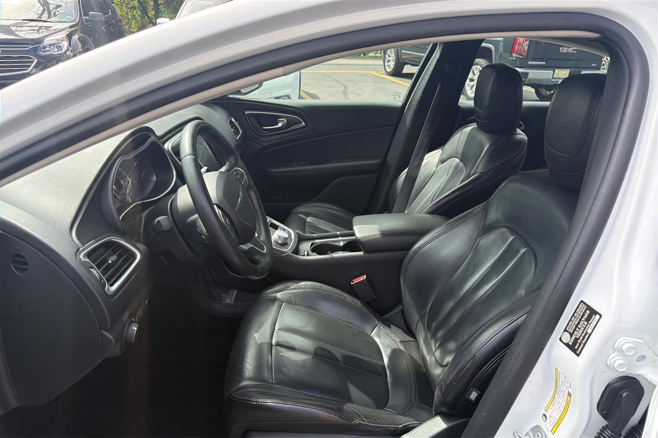 Chrysler 200 Limited 4D Sedan 2017
