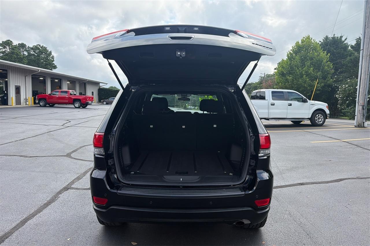 Jeep Grand Cherokee Laredo 4D SUV RWD 2021