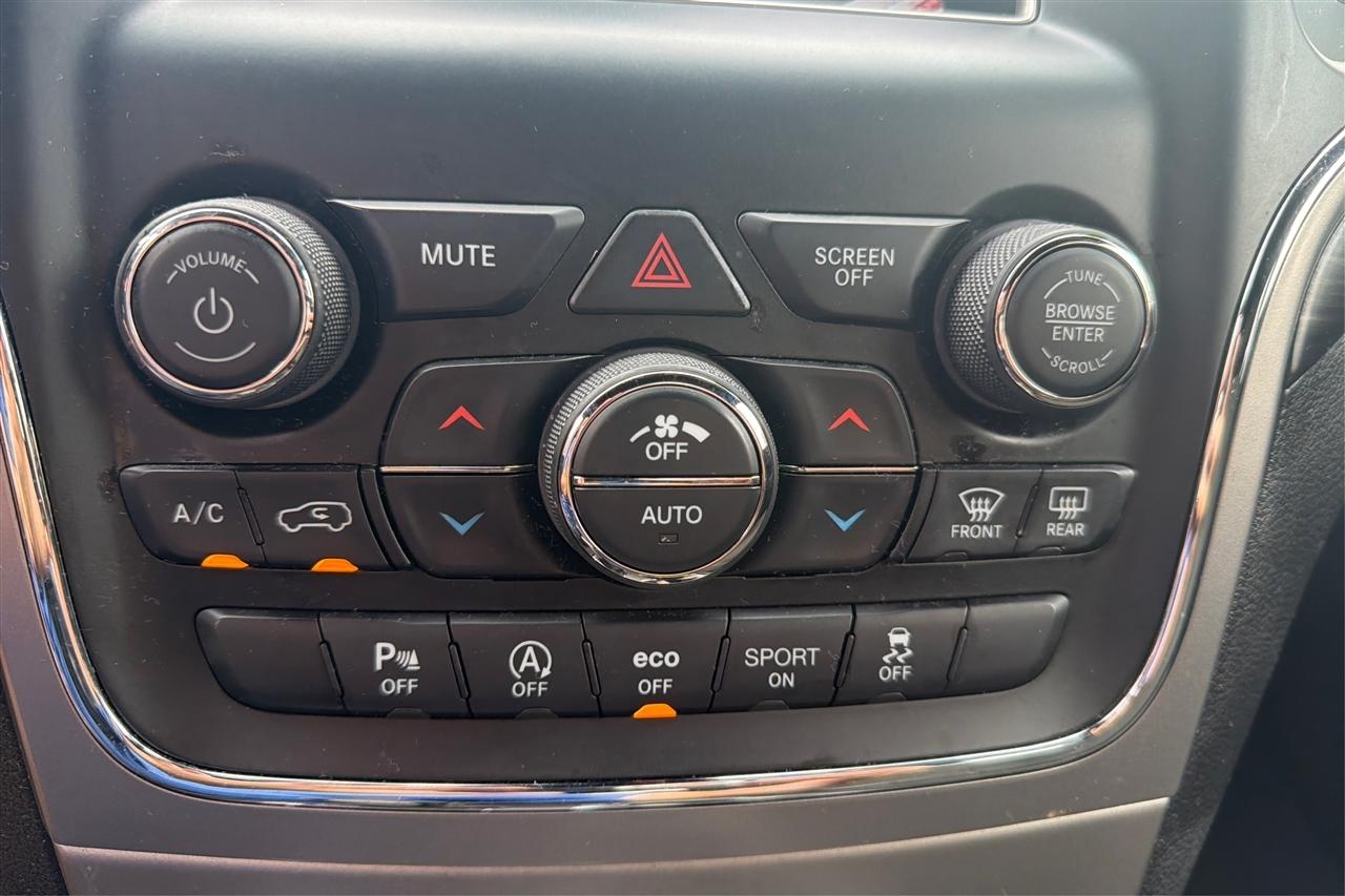 Jeep Grand Cherokee Laredo 4D SUV RWD 2021