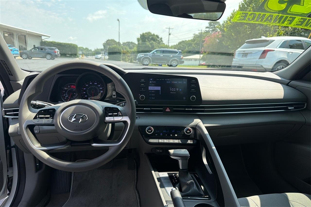 Hyundai Elantra SEL 4D Sedan at 2023