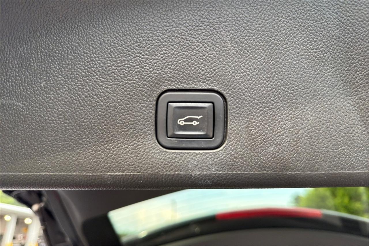 Cadillac SRX Luxury 4D SUV FWD 2011