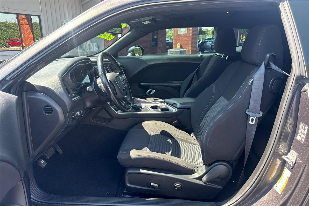 Dodge Challenger SXT 2D Coupe 2020