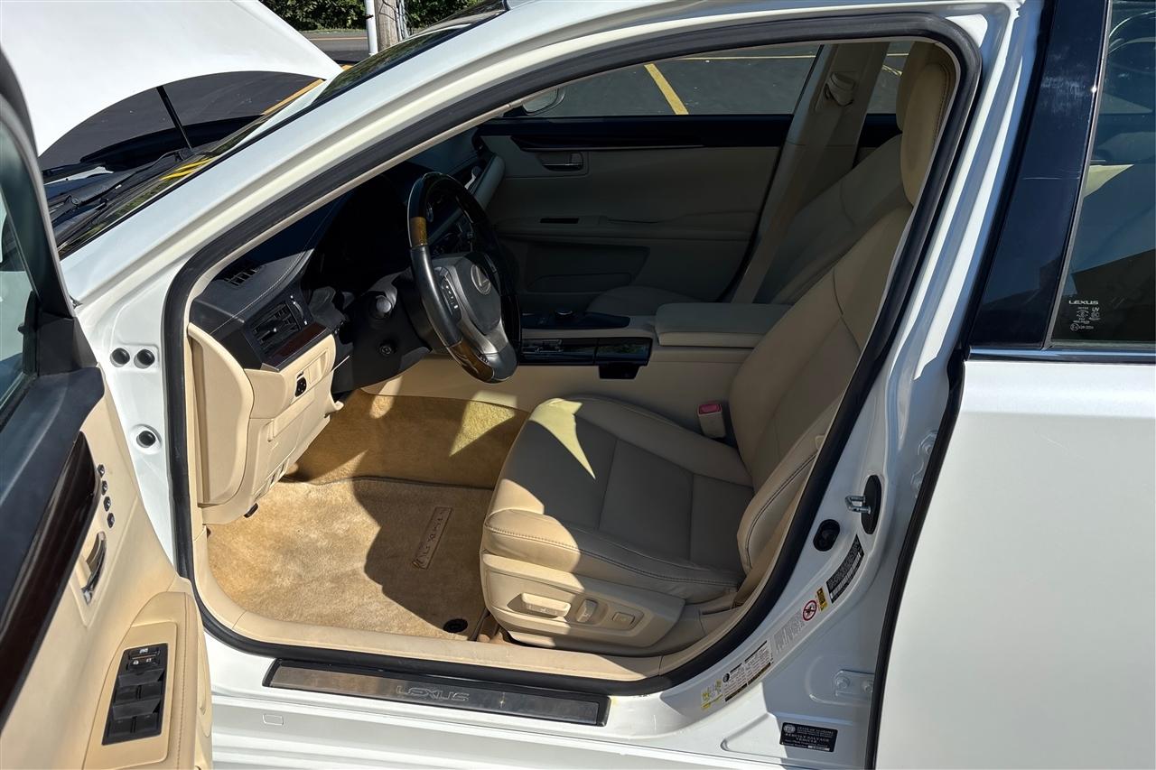 Lexus ES 350 4D Luxury Sedan 2013