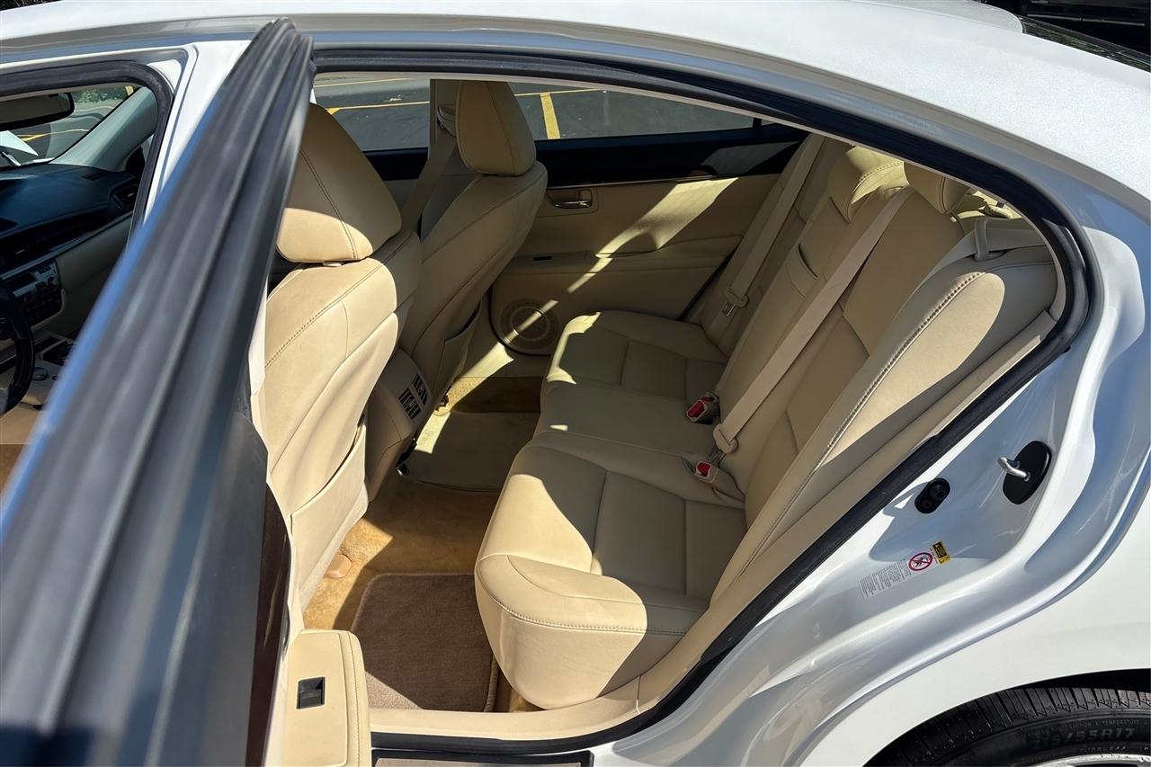 Lexus ES 350 4D Luxury Sedan 2013