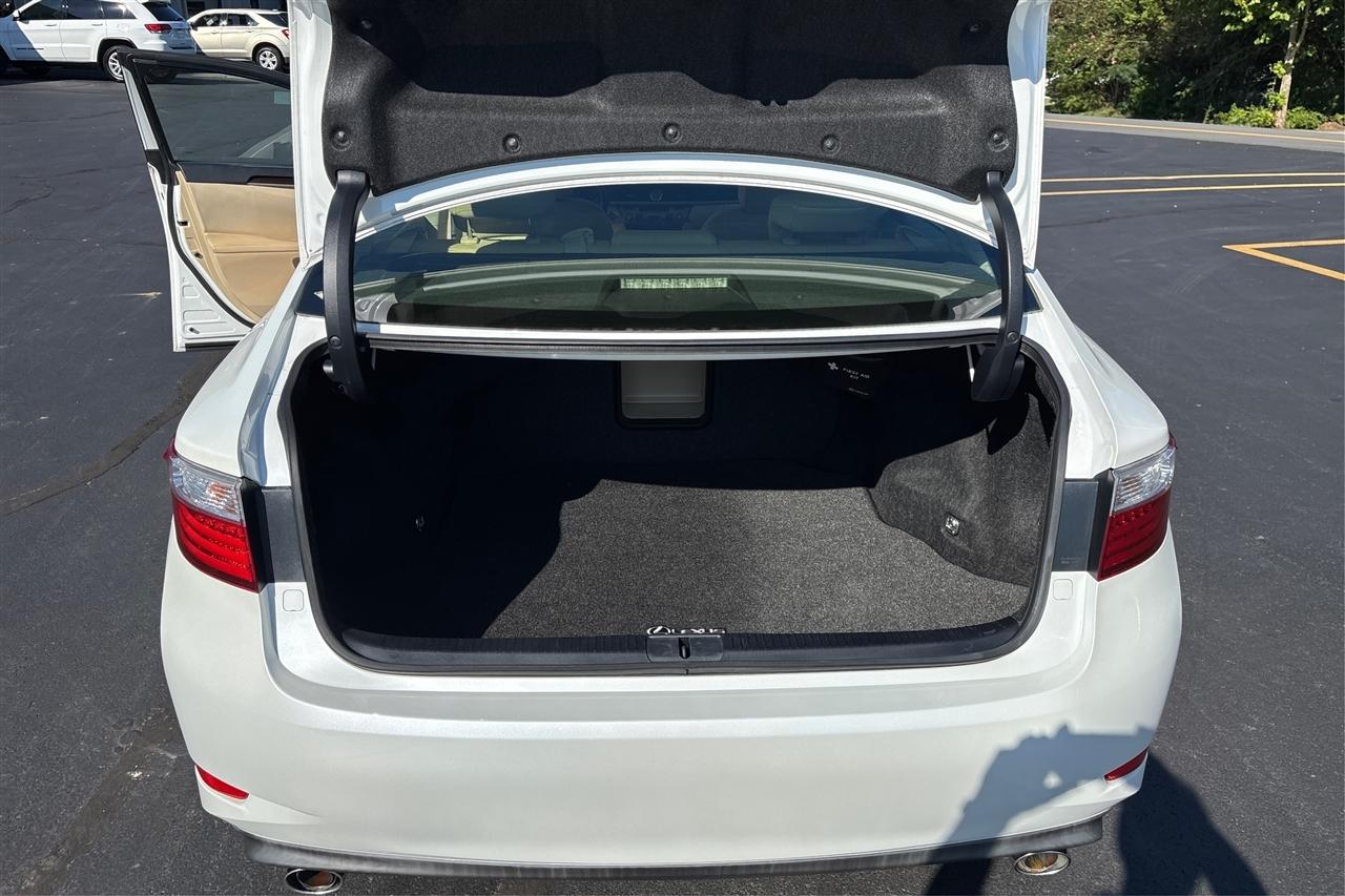 Lexus ES 350 4D Luxury Sedan 2013