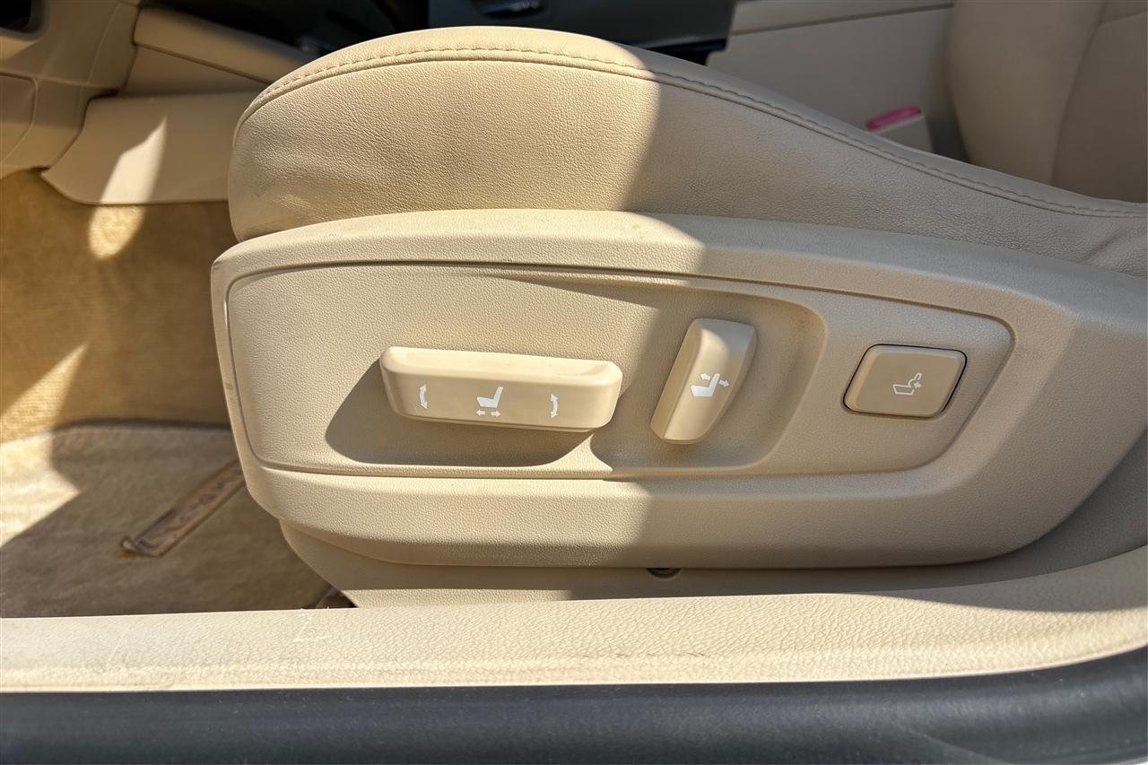 Lexus ES 350 4D Luxury Sedan 2013