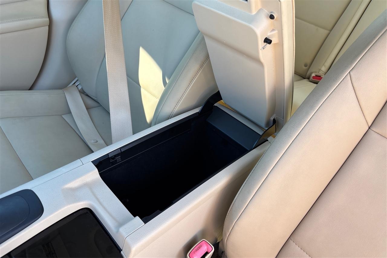 Lexus ES 350 4D Luxury Sedan 2013