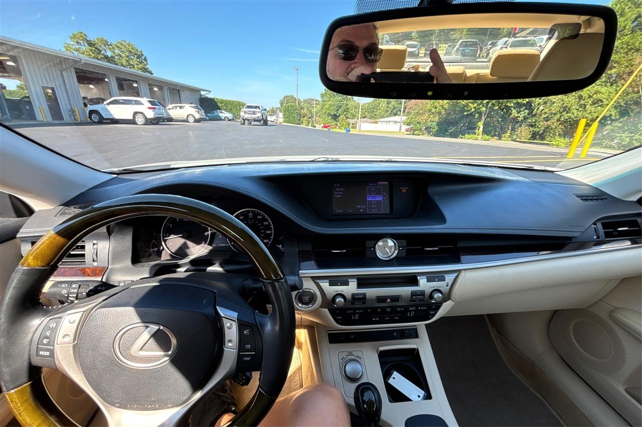 Lexus ES 350 4D Luxury Sedan 2013