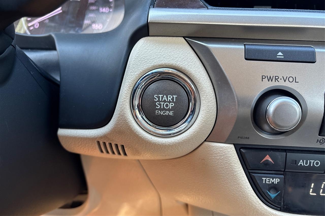 Lexus ES 350 4D Luxury Sedan 2013