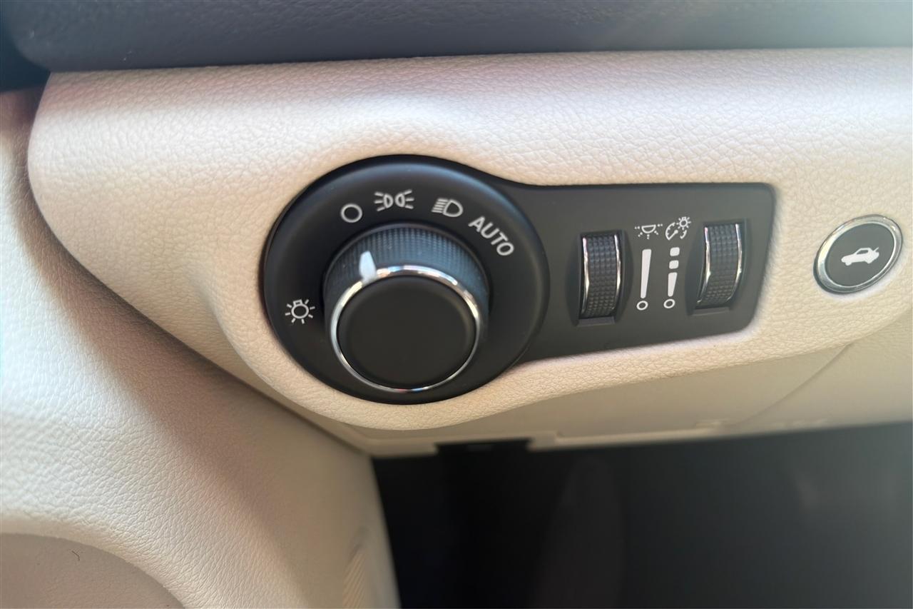 Chrysler 200 Limited 4D Sedan 2017