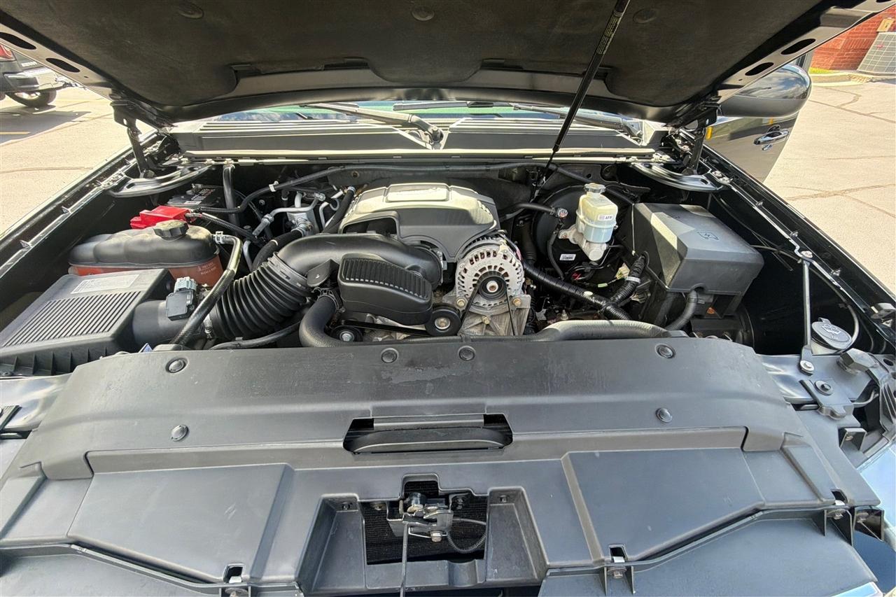 Chevrolet Tahoe LS 4D SUV RWD 2012
