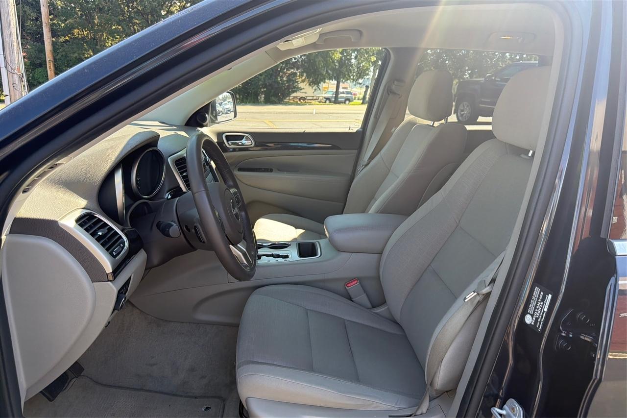 Jeep Grand Cherokee Laredo 4D SUV 4WD 2012