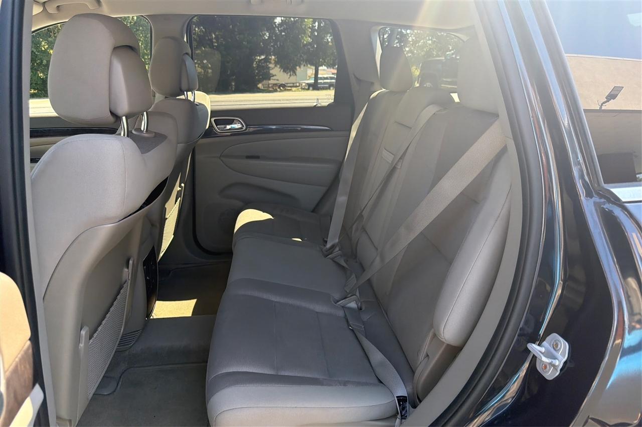 Jeep Grand Cherokee Laredo 4D SUV 4WD 2012
