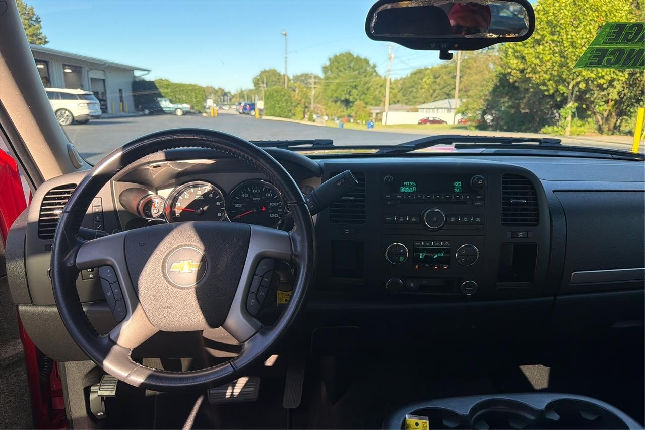 Chevrolet Silverado 1500 1LT Crew Cab 2WD 2011